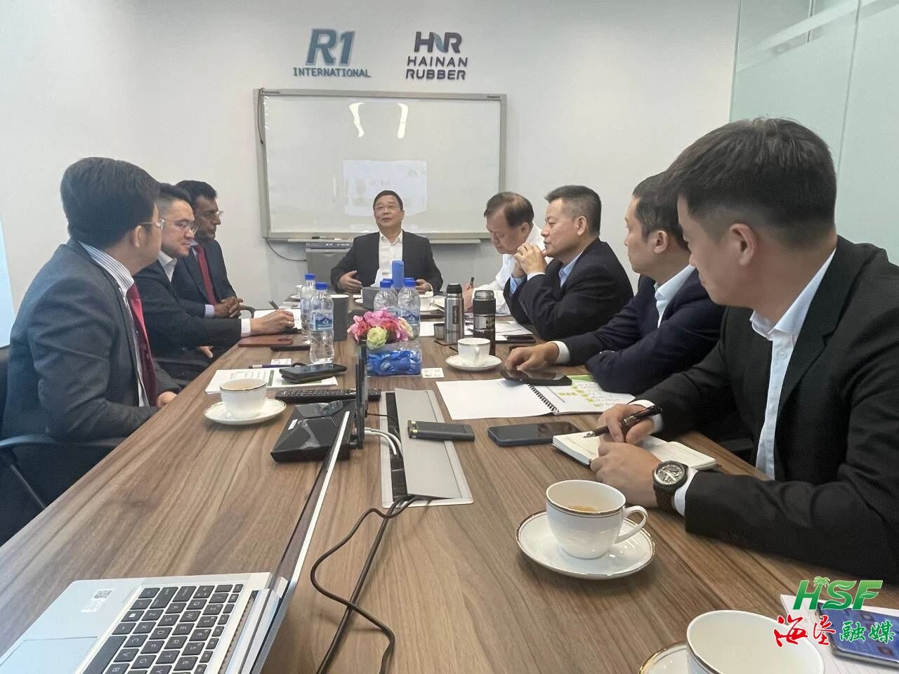 包洪文一行與R1公司座談交流。